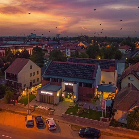 Park Hotel Buek-Buekfuerdo Buitenkant foto