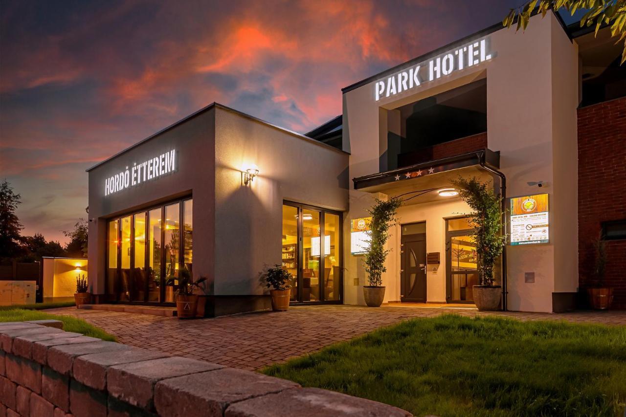 Park Hotel Buek-Buekfuerdo Buitenkant foto