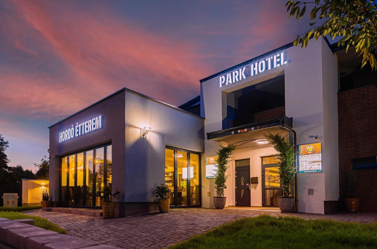 Park Hotel Buek-Buekfuerdo Buitenkant foto