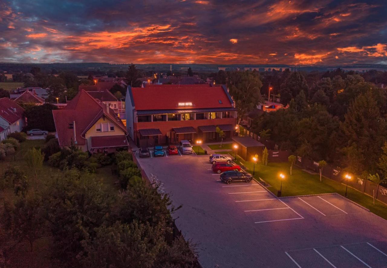 Park Hotel Buek-Buekfuerdo Buitenkant foto