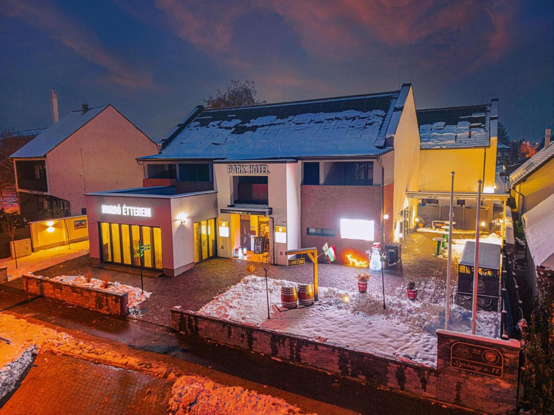 Park Hotel Buek-Buekfuerdo Buitenkant foto