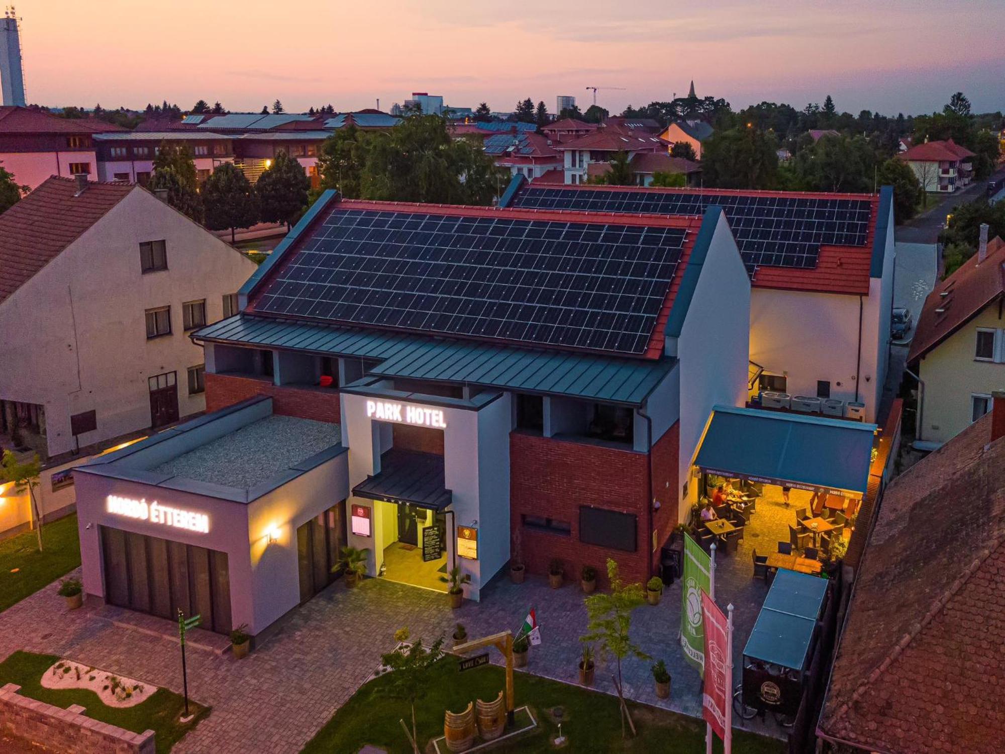 Park Hotel Buek-Buekfuerdo Buitenkant foto